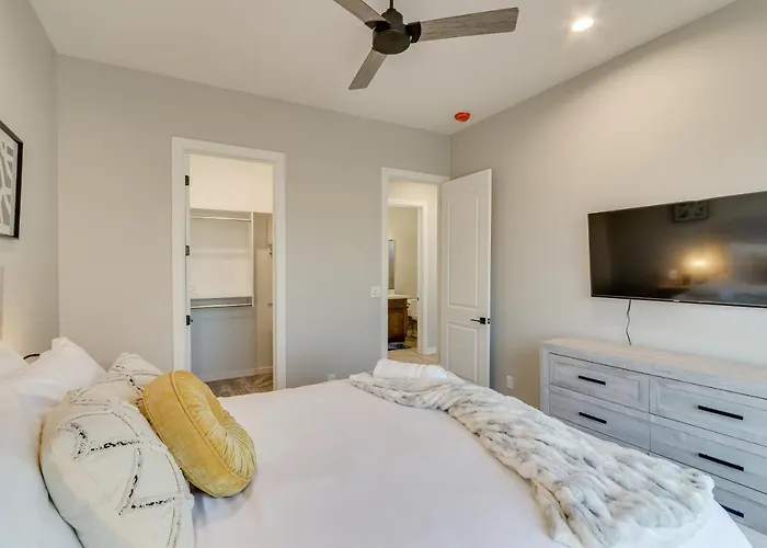 7 Mi To Lost Dutchman: W/ Pool + Patio! Holiday home Apache Junction
